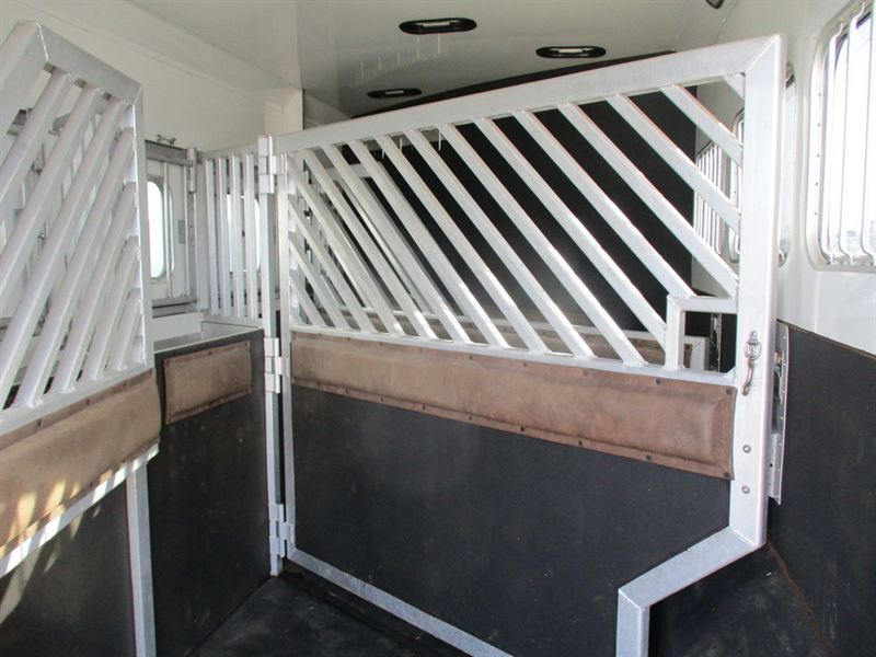 2006 Sterling Coach 4 horse gooseneck with 14' living quarters