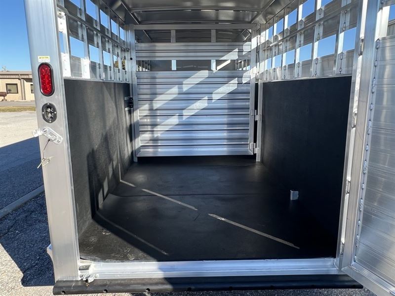 2024 Cimarron 24' livestock gooseneck trailer with double door t
