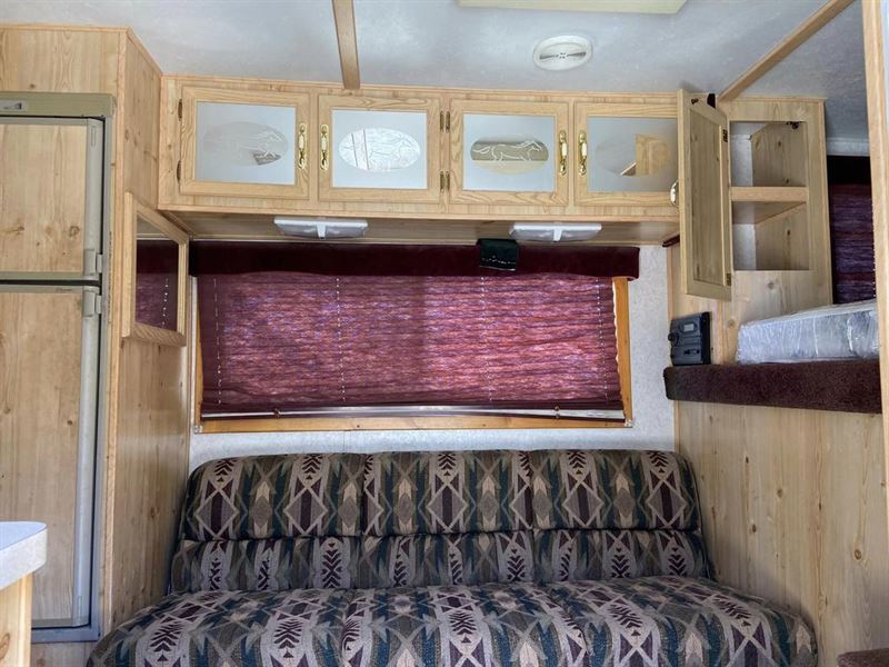 2000 Sundowner 4 horse gooseneck trailer with 10' living quarters