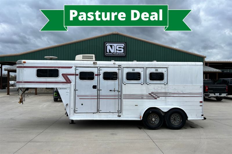 1994 Sundowner Trailers 3 Horse Gooseneck Weekender Trailer