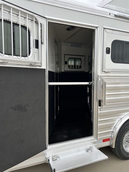 2024 Cimarron 3 horse gooseneck side load trailer with 13.6' out