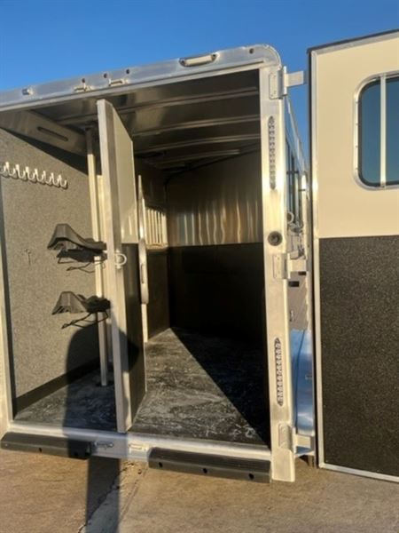 2024 Merhow 2 horse bumper pull trailer
