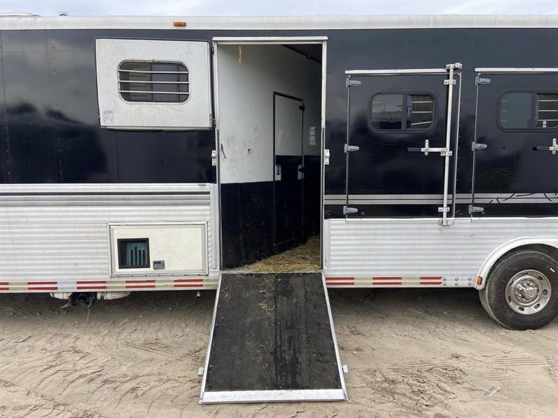 1999 Sundowner Trailers 4 Horse Gooseneck Trailer with 12' Living Quarters