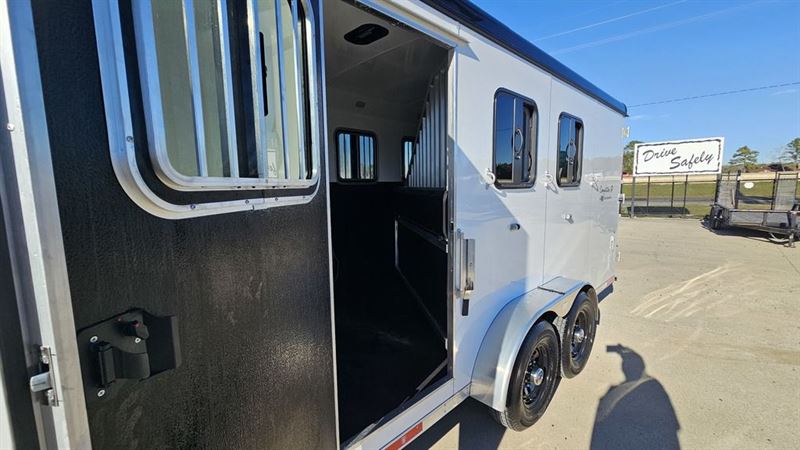 2024 Bison competitor sa 3 horse gooseneck trailer with 8' li