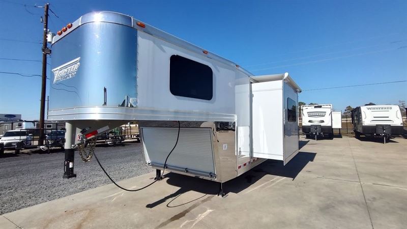 2024 Twister Trailer 3 horse side load gooseneck trailer with 13'6 outl