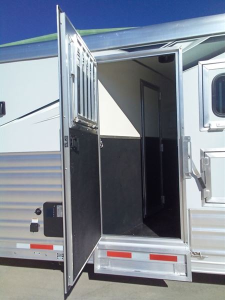 2024 Lakota charger 4 horse side load gooseneck trailer with 1