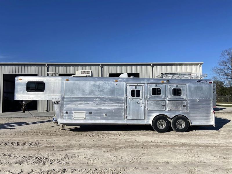 2000 4-star 3 horse gooseneck trailer with 8' living quarters