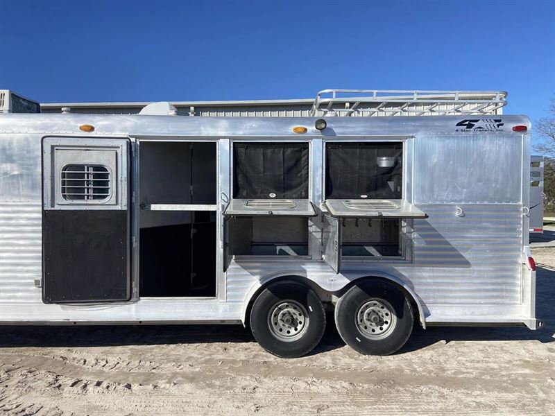 2000 4-star 3 horse gooseneck trailer with 8' living quarters