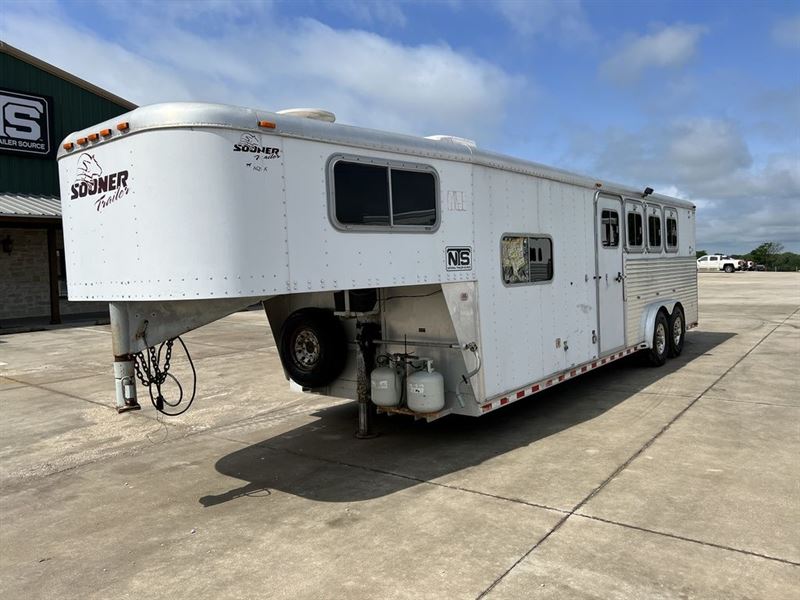 2000 Sooner 4 horse gooseneck trailer with 10' living quarters