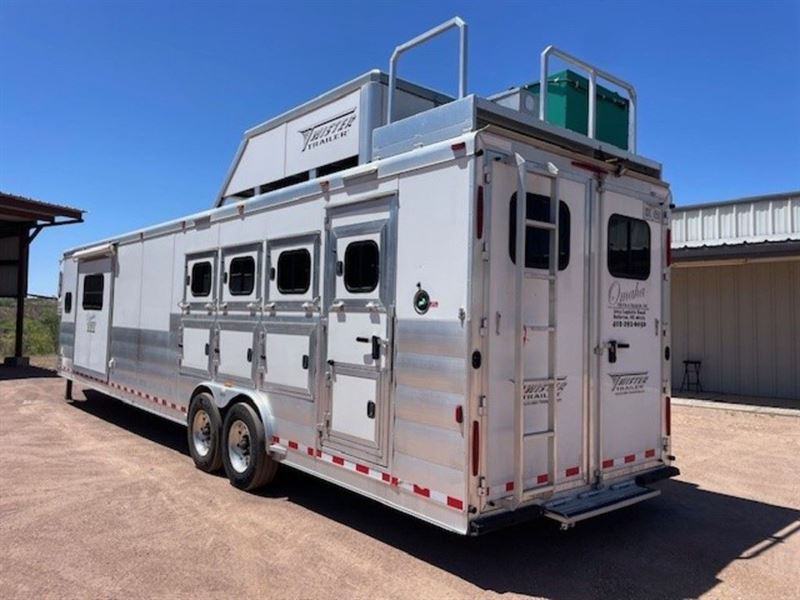 2020 Twister Trailer 4 horse reverse load gooseneck trailer with 15' li