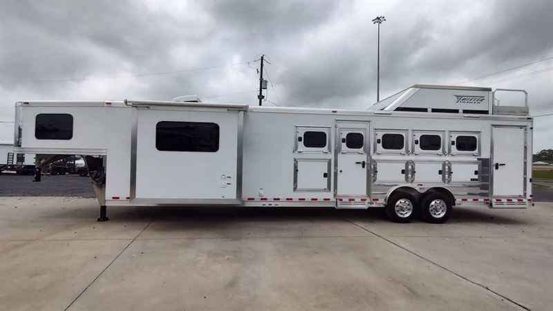 2024 Twister Trailer 5 horse gooseneck trailer with 13'6 living quarter