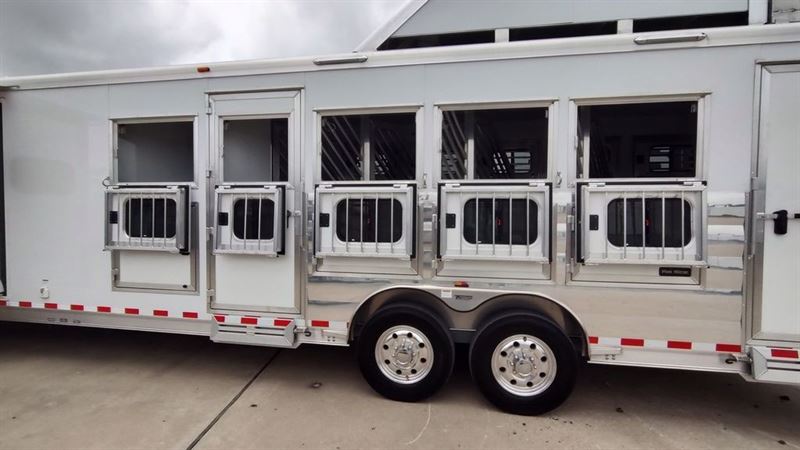 2024 Twister Trailer 5 horse gooseneck trailer with 13'6 living quarter