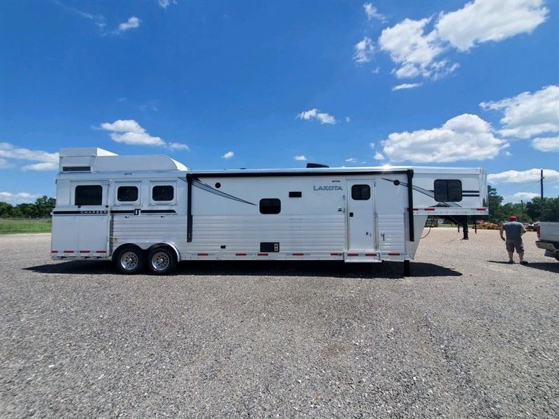 2025 Lakota charger 3 horse side load gooseneck trailer with 1