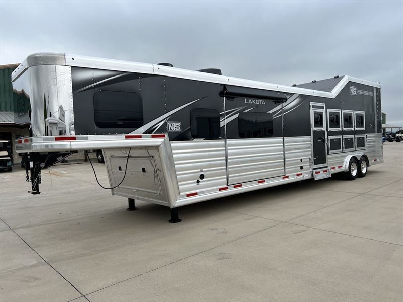 2025 Lakota Trailers Big Horn 4 Horse Side Load Gooseneck Trailer with