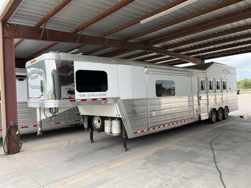 2017 Bloomer 4 horse side load gooseneck trailer with 15' livin