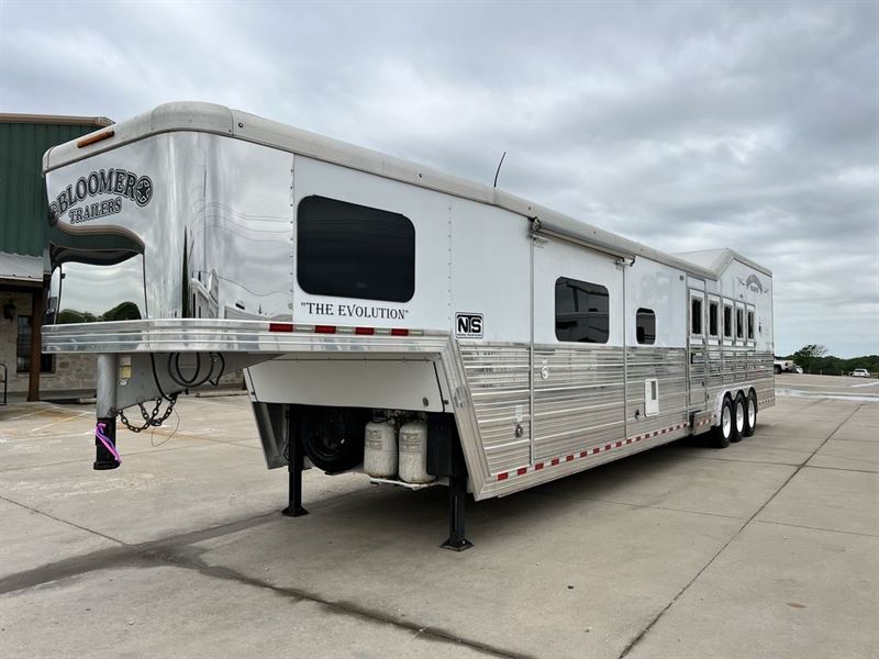 2018 Bloomer 5 horse side load gooseneck trailer with 16'6 outl
