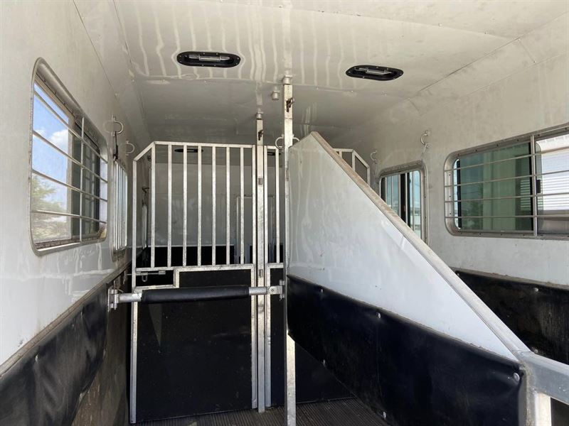 2017 Kiefer Built 2 horse straight load gooseneck trailer