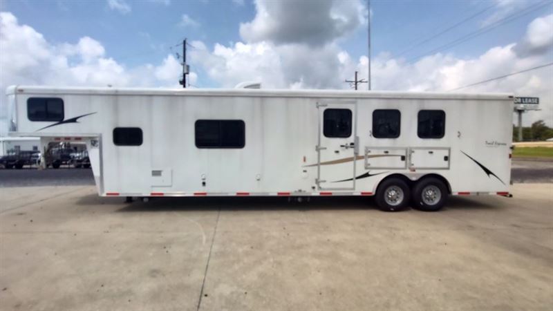 2014 Bison 3 horse gooseneck trailer 14' living quarters