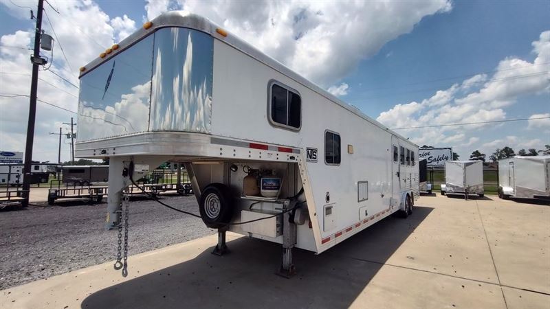 2005 Featherlite 4 horse gooseneck trailer with 10' living quarters