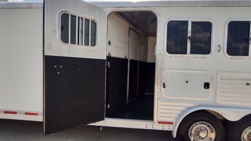 2005 Featherlite 4 horse gooseneck trailer with 10' living quarters