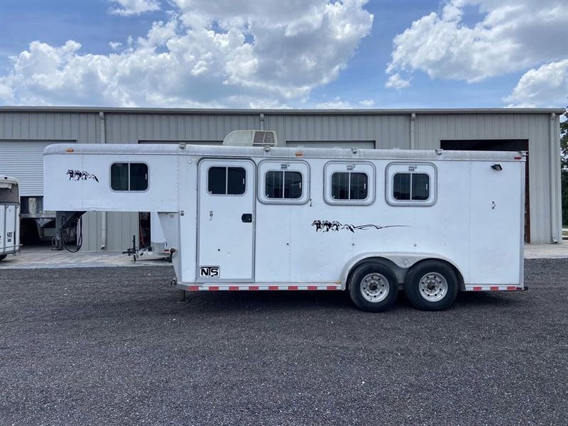 1999 Sooner 3 horse gooseneck trailer with weekender pkg