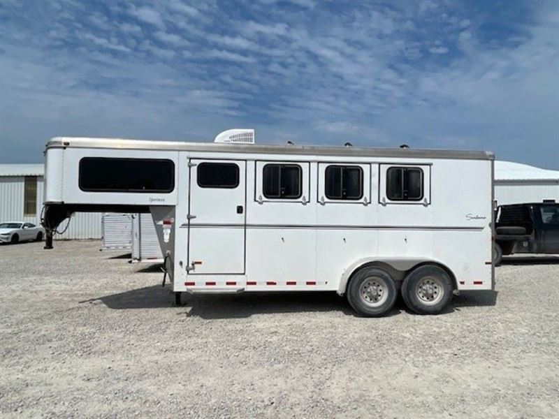 2011 Sundowner 3 horse gooseneck trailer