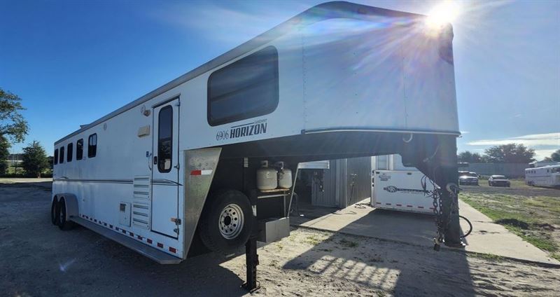 2011 Sundowner 5 horse gooseneck trailer with 6' living quarters