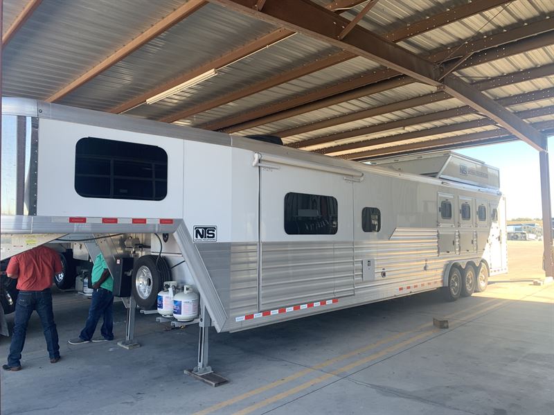 2023 Cimarron 4 Horse Reverse Load with 15'6" Outlaw Conversions