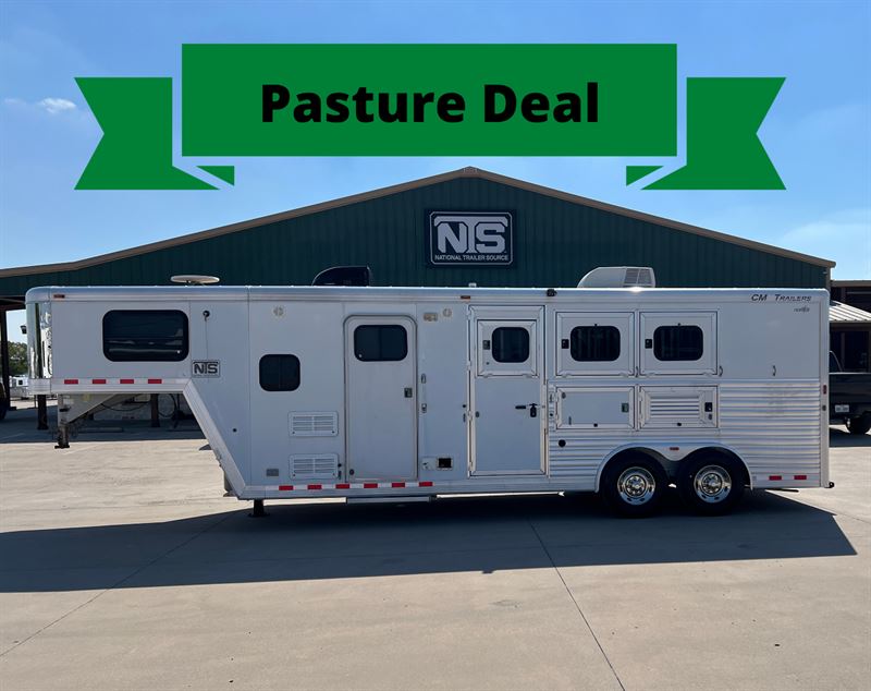 2004 CM 3 Horse with 8' Living Quarters