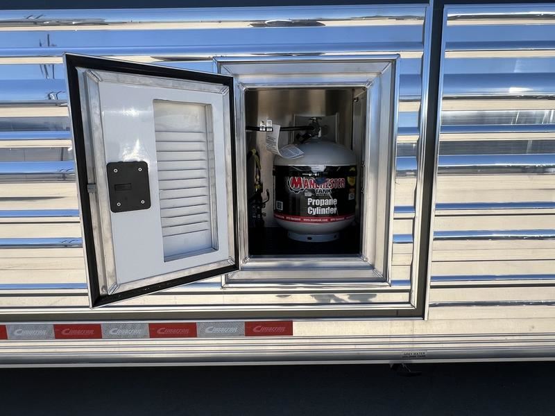 2025 Cimarron 4 horse side load with 17'9" outlaw conversions