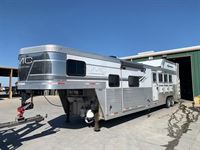 2019 4 horse SMC Laramie 4 Horse Side Load 13' Living Quarters