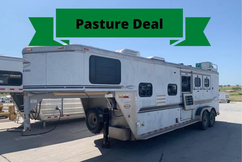 2000 Sundowner 3 horse 8' living quarters