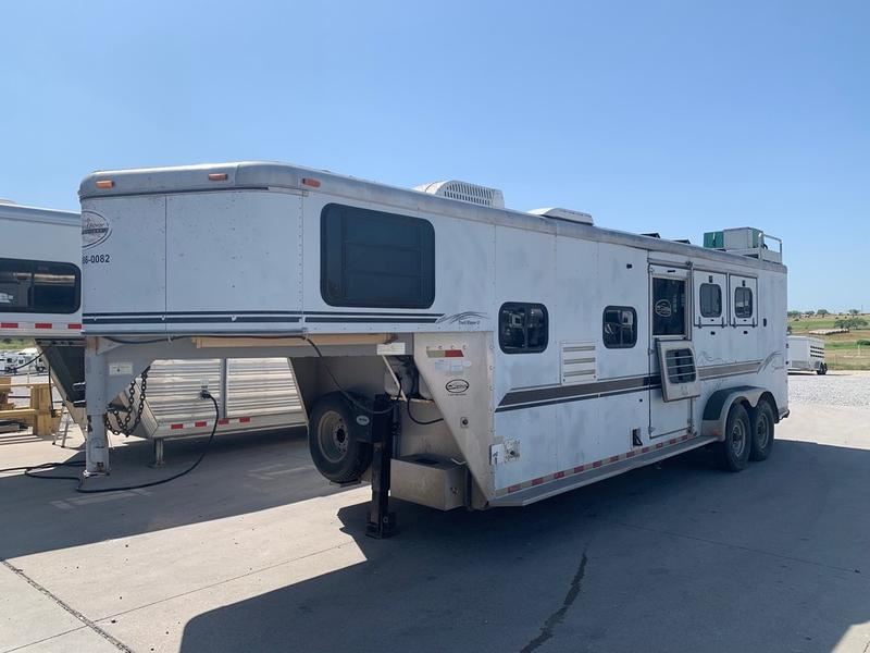2000 Sundowner 3 horse 8' living quarters