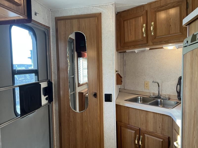 2000 Sundowner 3 horse 8' living quarters