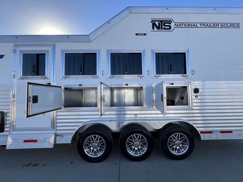 2026 smc laramie 4 horse side load 18' living quarters