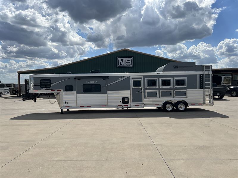 2026 Lakota Trailers Charger 4 Horse Side Load 13' Living Quarters