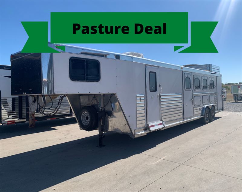 2003 Integrity 4 Horse 8' Living Quarters
