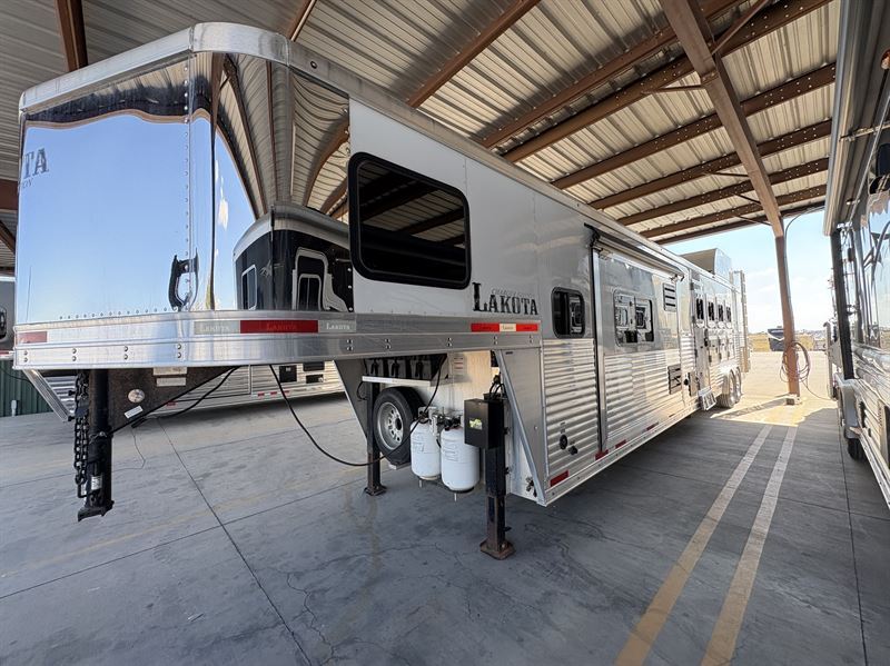 2021 Lakota Trailers 4 Horse Side Load 15' Living Quarters