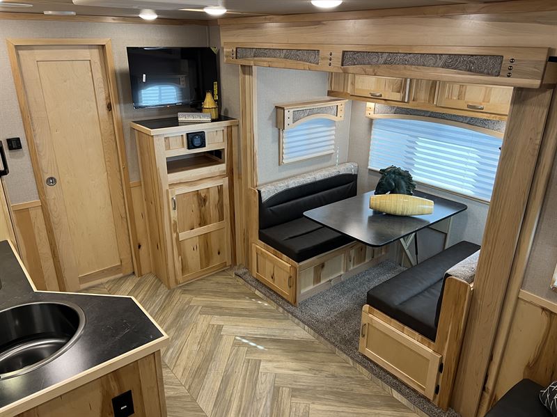2026 Lakota charger 4 horse 19' living quarters