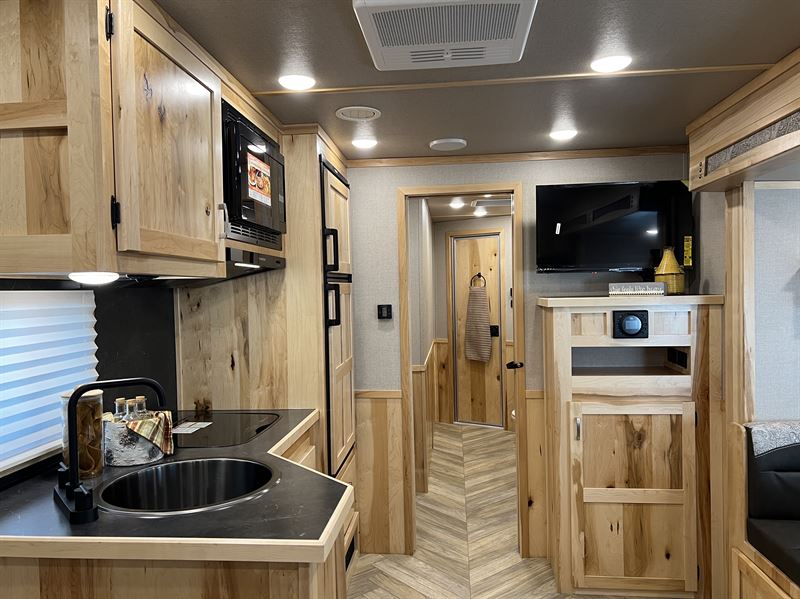 2026 Lakota charger 4 horse 19' living quarters