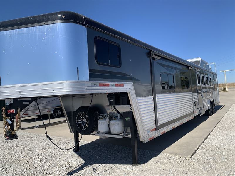 2026 Bison Silverado 4 Horse 17' Living Quarters