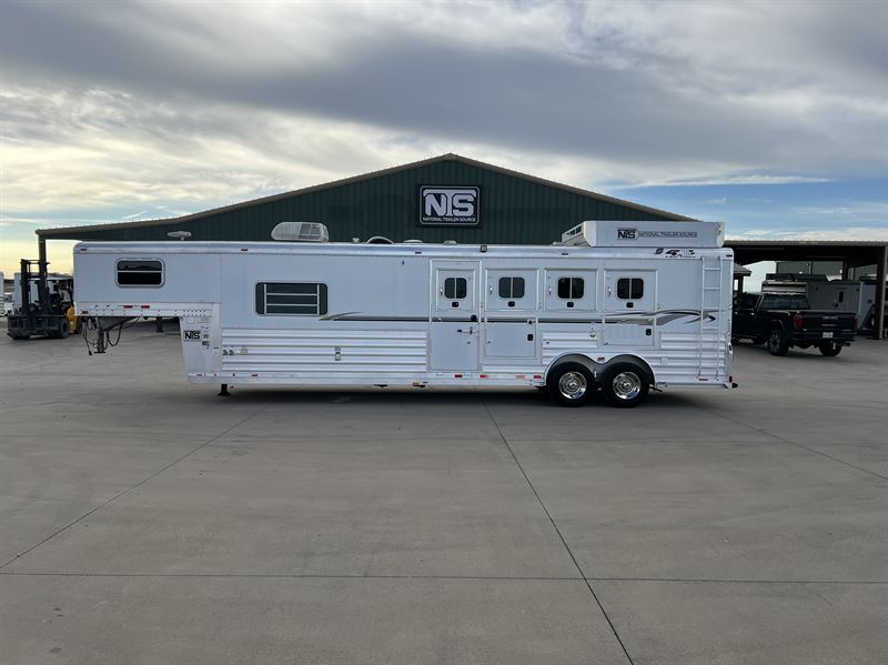 2006 4-Star 4 Horse 10' Living Quarters