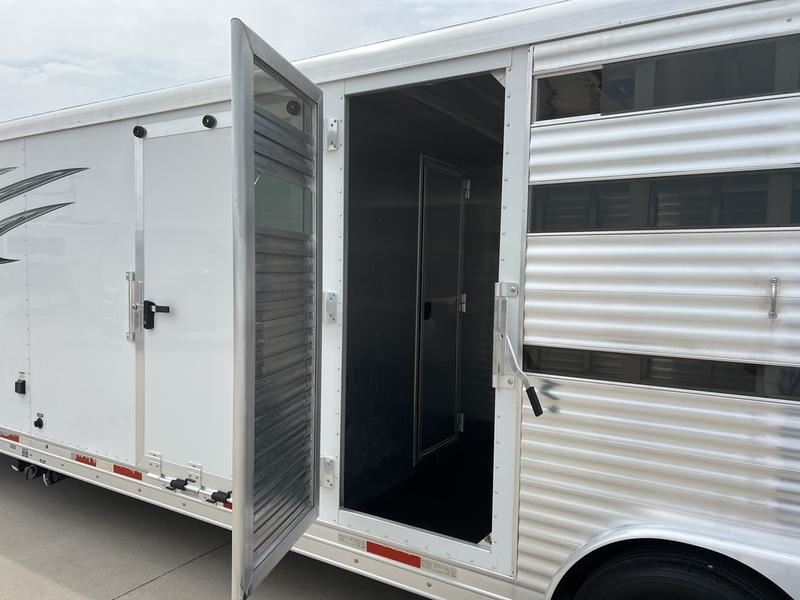 2018 Lakota charger 16' livestock 11' living quarters