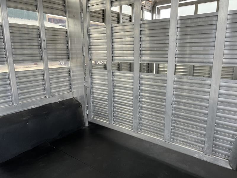 2018 Lakota charger 16' livestock 11' living quarters