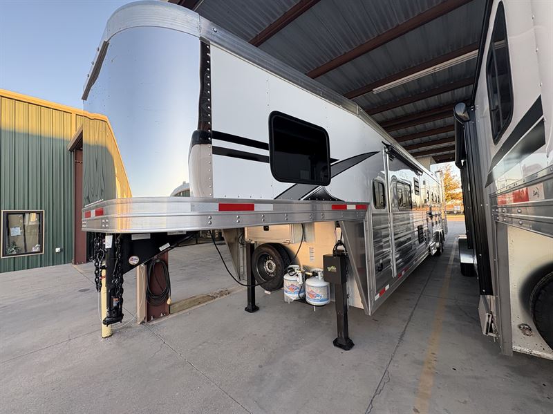 2026 Lakota Trailers Infinity 4 Horse 15' Living Quarters