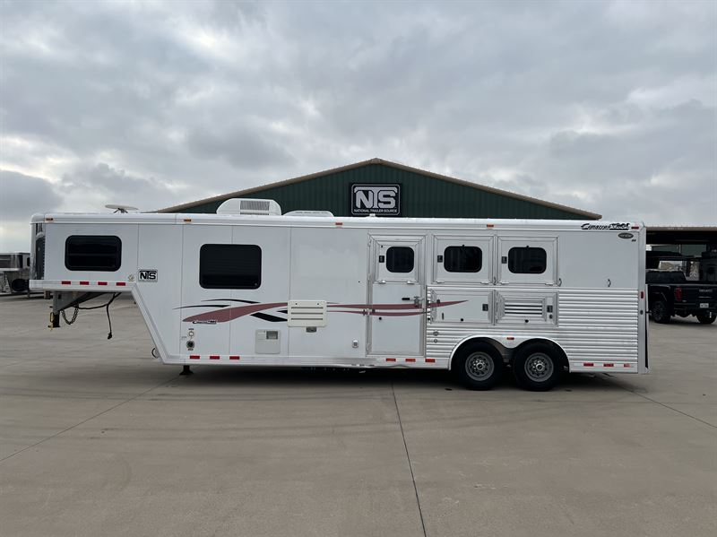 2006 Cimarron 3 Horse 10' Living Quarters