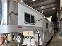 2016 4 horse Platinum 4 Horse Side Load 17' Living Quarters