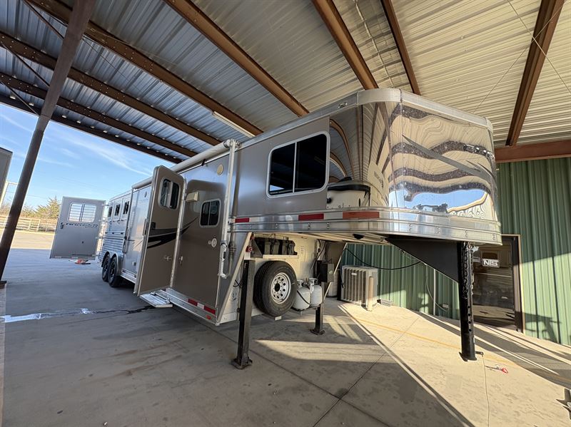 2013 Lakota Trailers Charger 3 Horse 11' Living Quarters