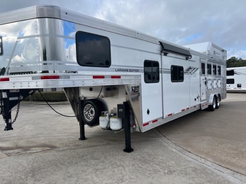 2023 smc laramie 4 horse 14' living quarters