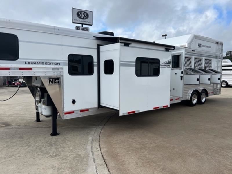 2023 smc laramie 4 horse 14' living quarters